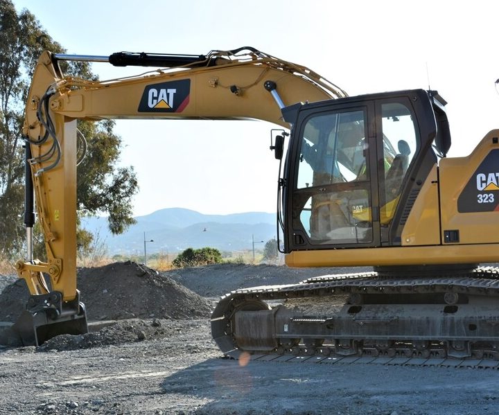CAT323